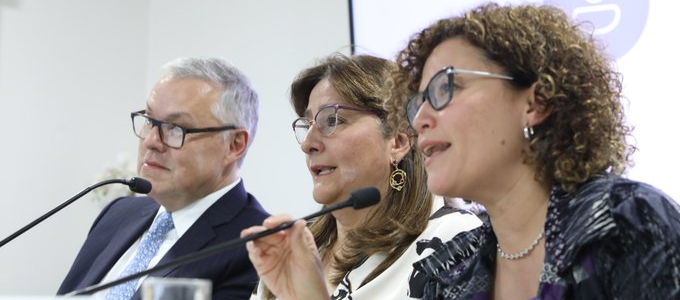 Néstor Osuna, la nueva ministra de Justicia Ángela Buitrago y Mariana Ardila.