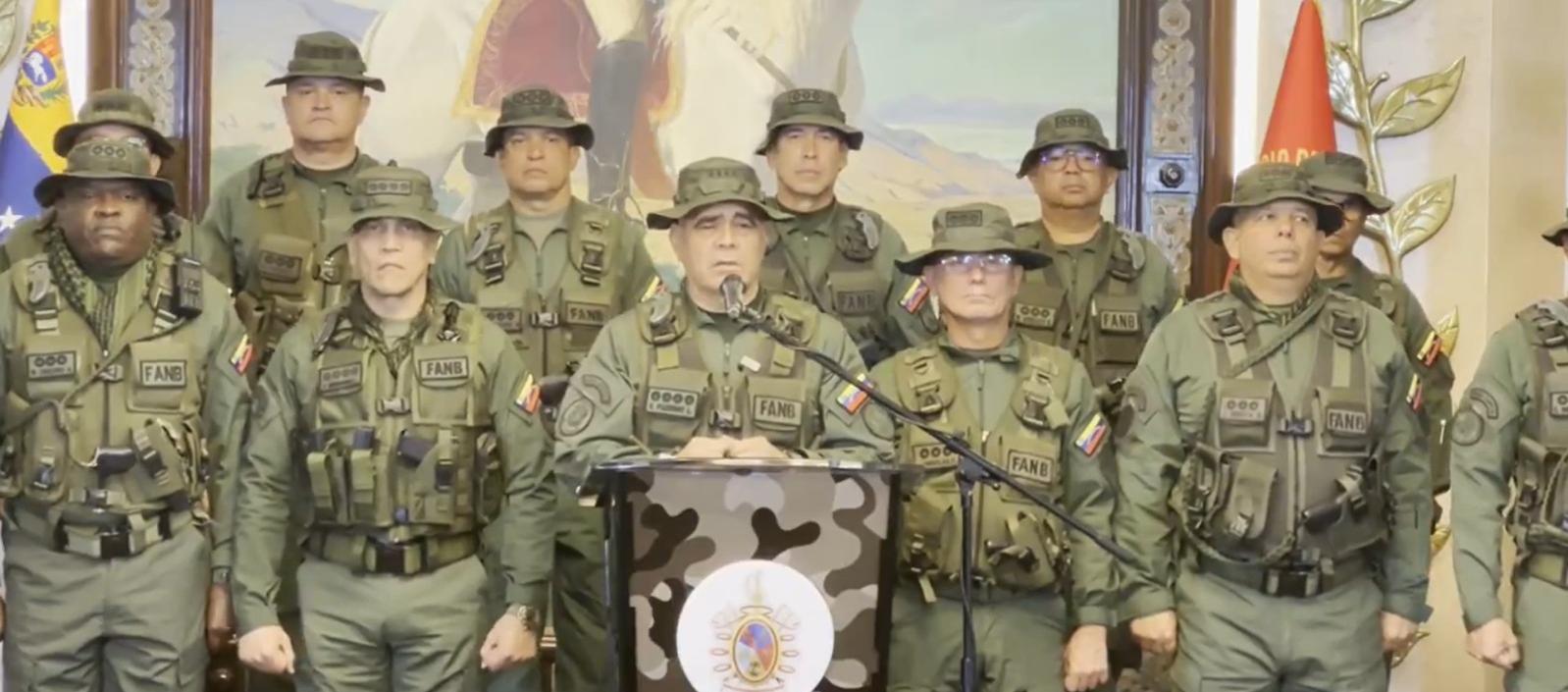 Vladimir Padrino junto a varios militares durante su pronunciamiento. 