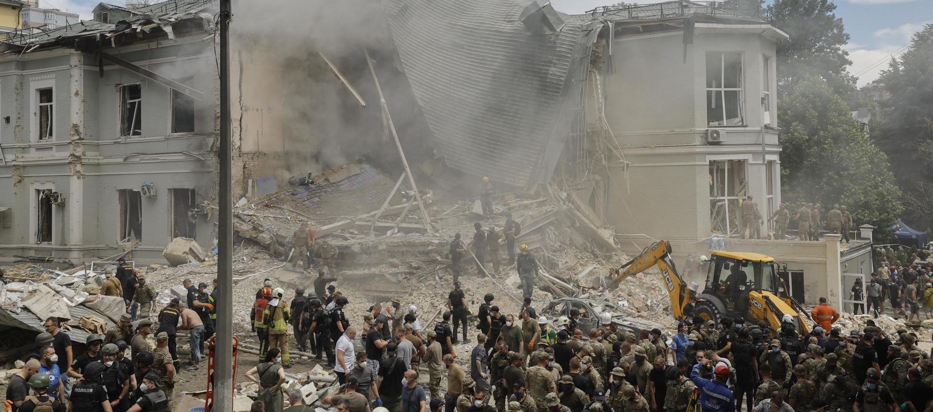 Equipos de rescate en el hospital.