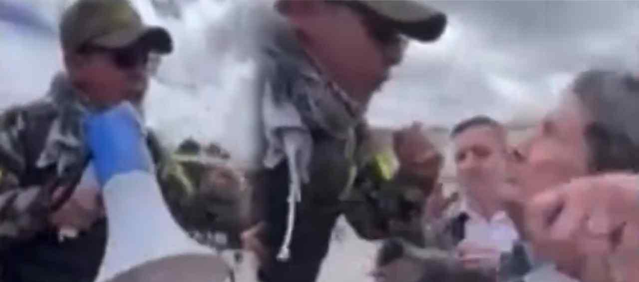 'Pacho' Santos jalando a soldado retirado.