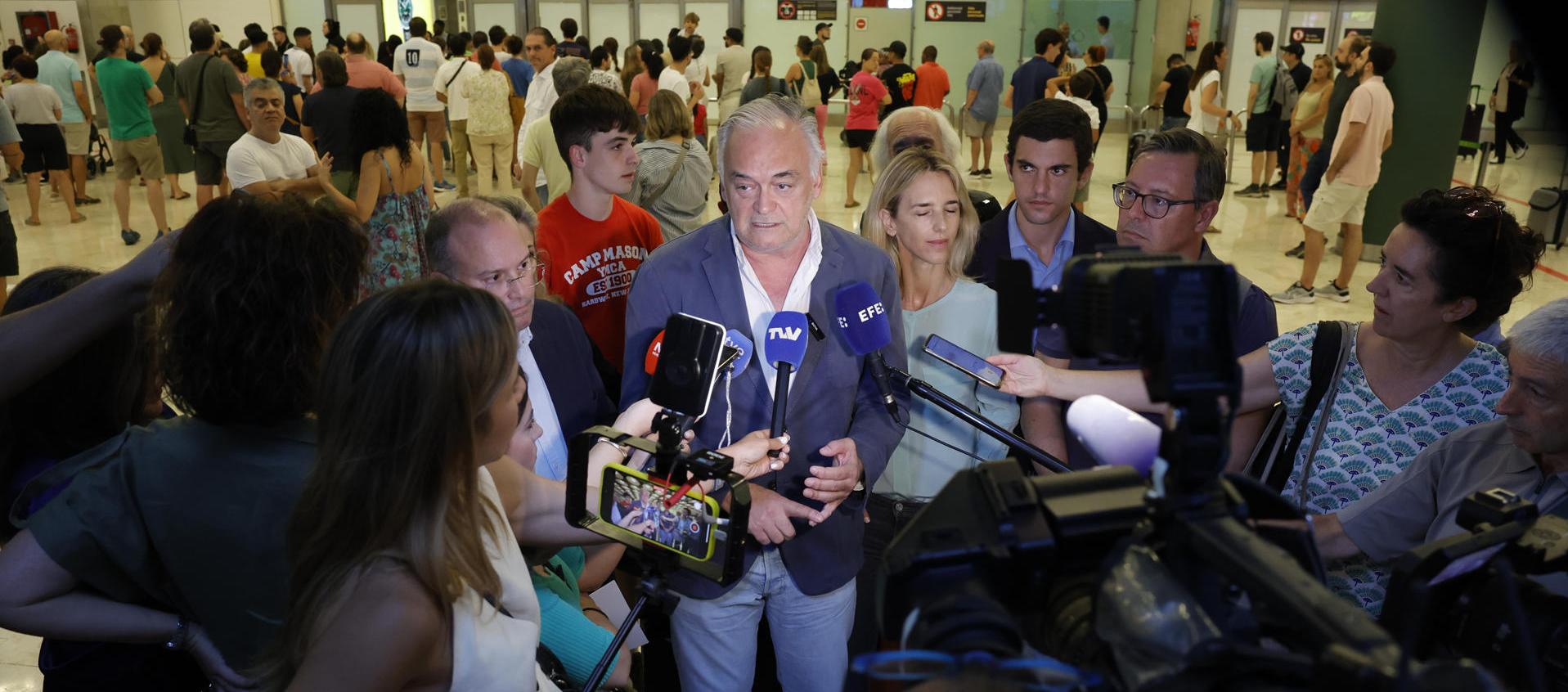 Los políticos a su llegada al aeropuerto de Madrid tras no poder ingresar a territorio venezolano. 