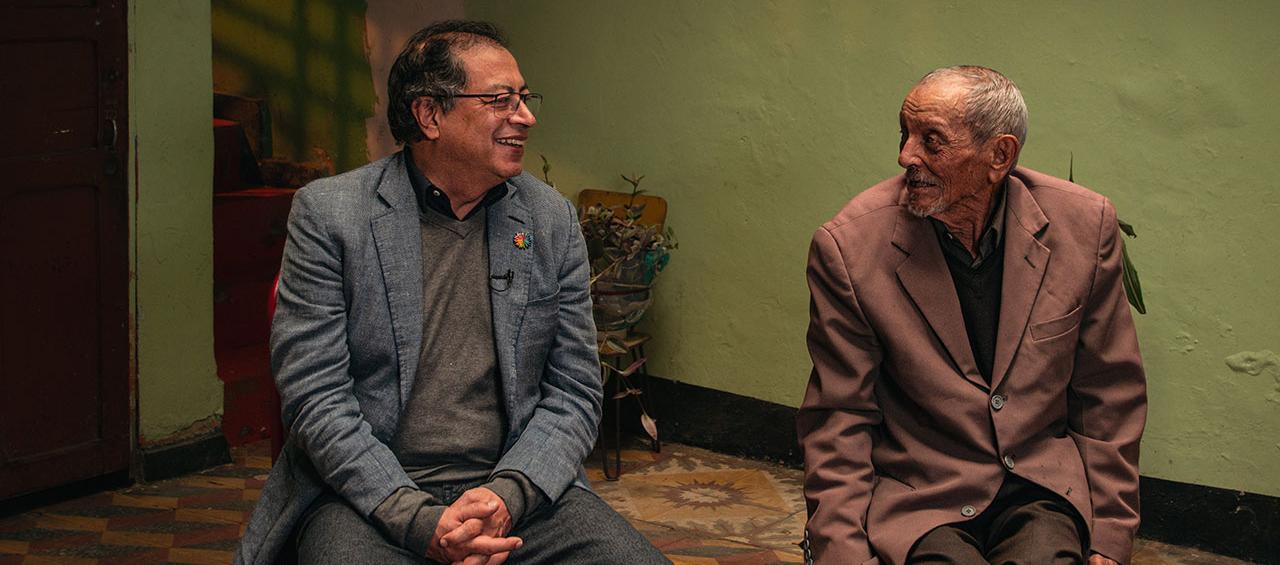 El Presidente Gustavo Petro con uno de los beneficiarios de la Reforma, José del Carmen Estepa.