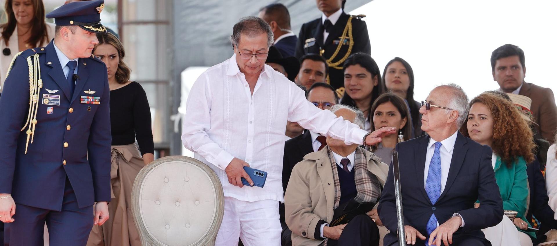 Momento en que el presidente Gustavo Petro llegó al desfile militar del 20 de Julio. 