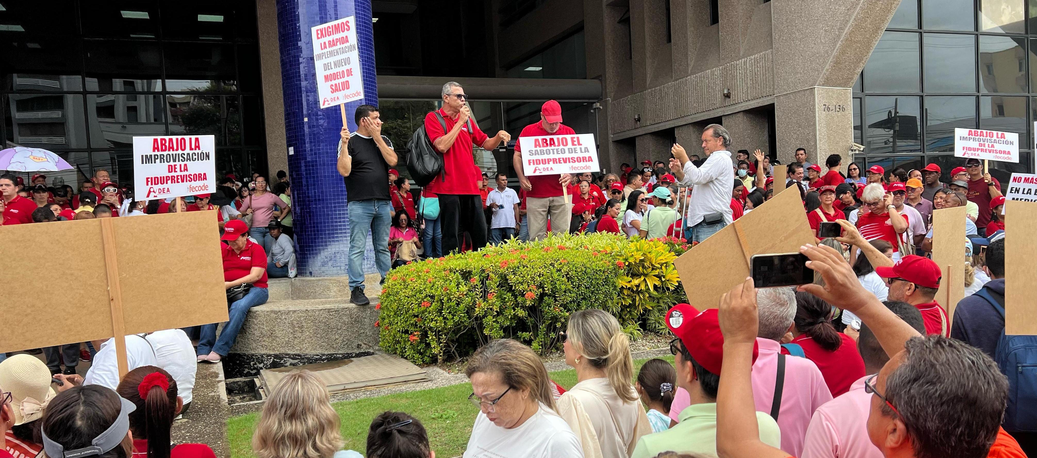 Imagen de una de las protestas a las afueras de la Fiduprevisora..