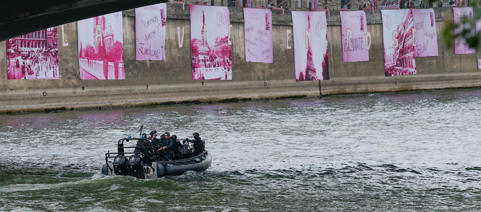 Patrullas vigilan el río Sena.