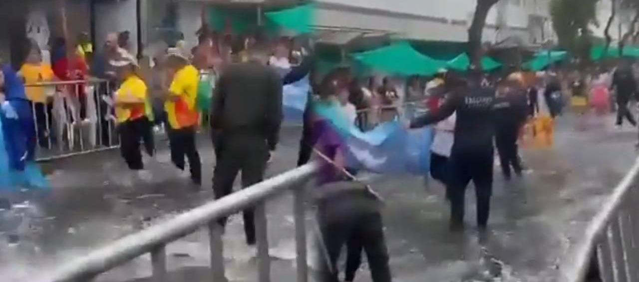 Calle de Santa Marta estaban inundadas de aguas residuales.