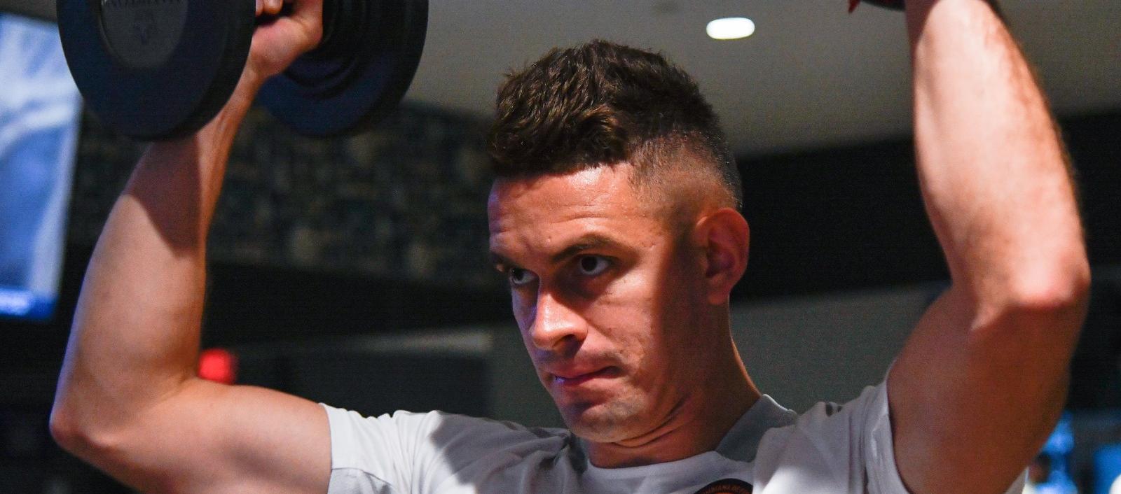 Rafael Santos Borré haciendo trabajos de gimnasio.