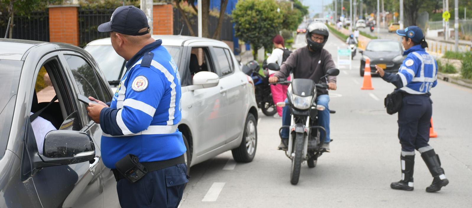 Agentes de tránsito velando por la seguridad vial.