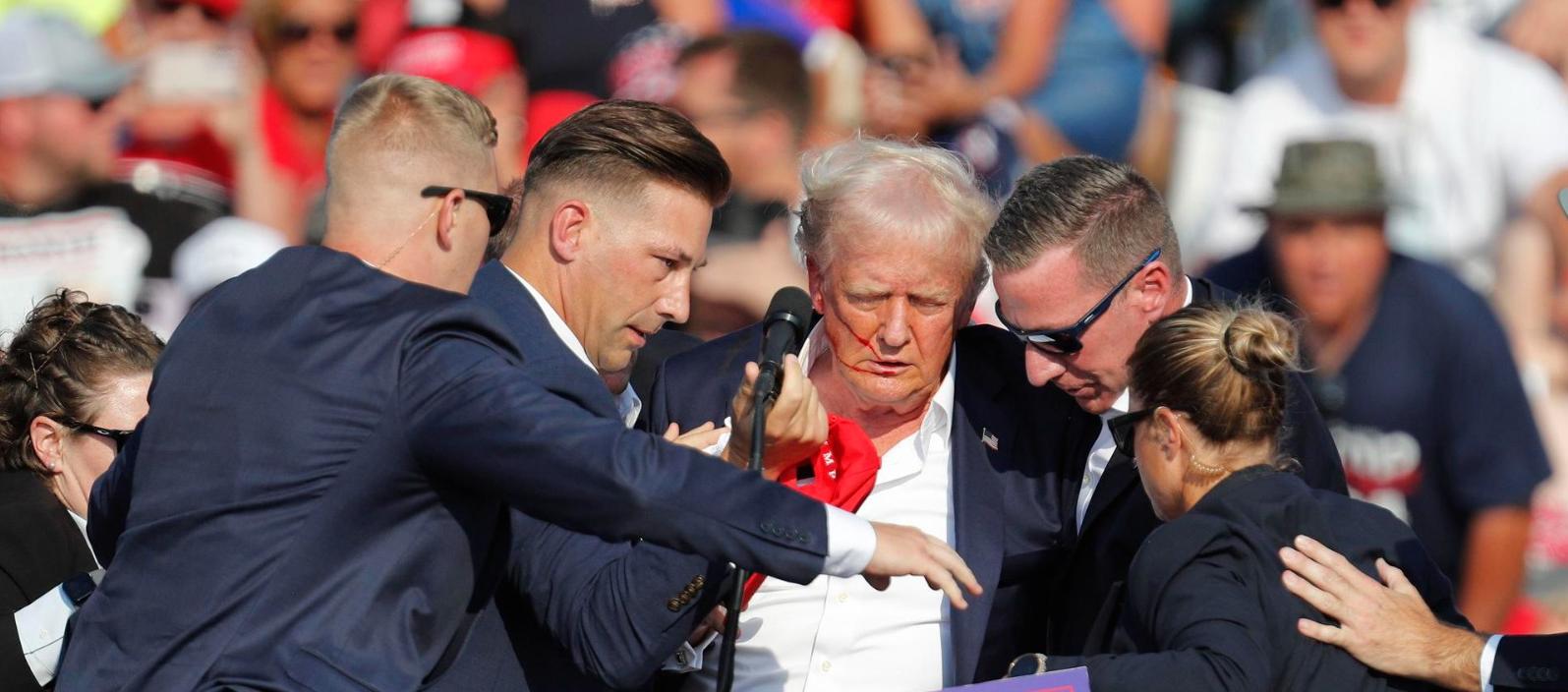 Donald Trump tras el ataque a bala de este sábado. 