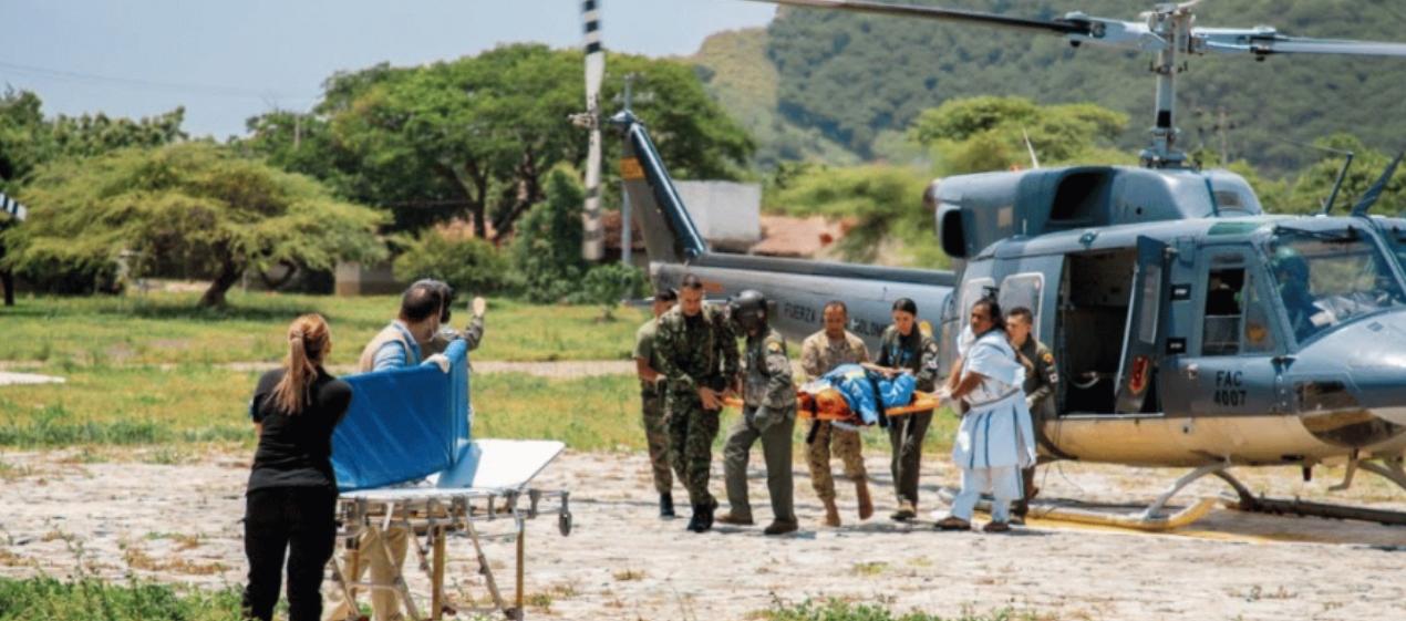 Momento en que fue trasladada la mujer arhuaca. 