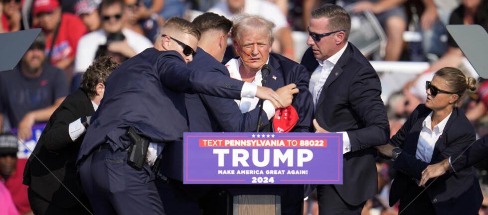 Momento en que los escoltas protegían a Donald Trump tras resultar herido. 