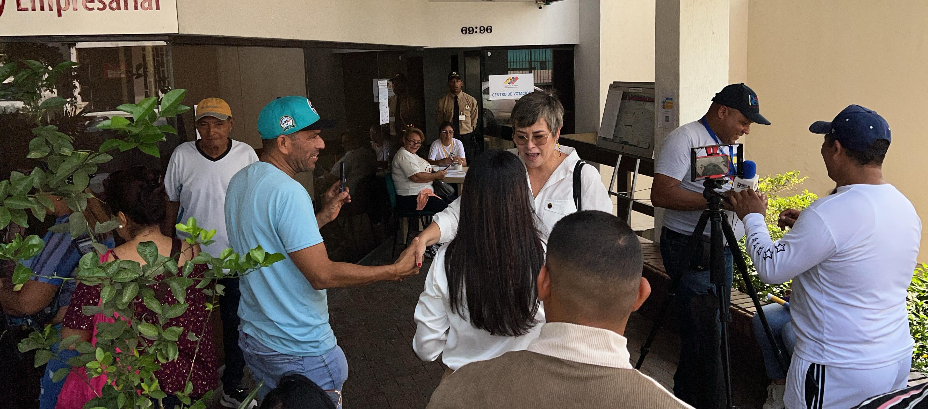 Venezolanos en el Consulado ubicado en Barranquilla.
