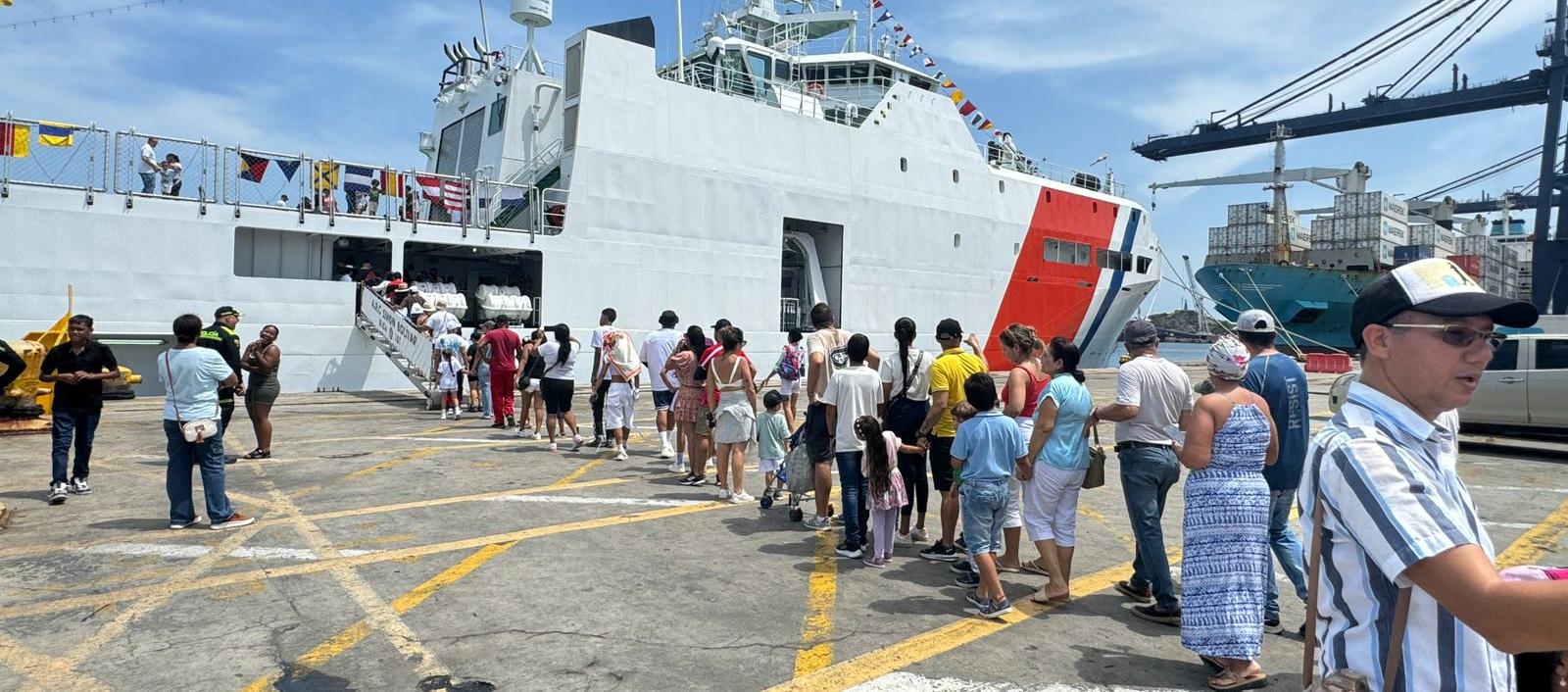 Visitantes que llegaron al buque. 