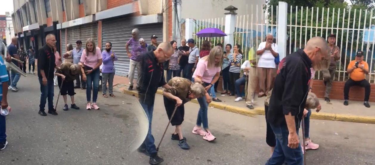 Momento en que la mujer llegó acompañada de sus allegados a un centro de votación. 