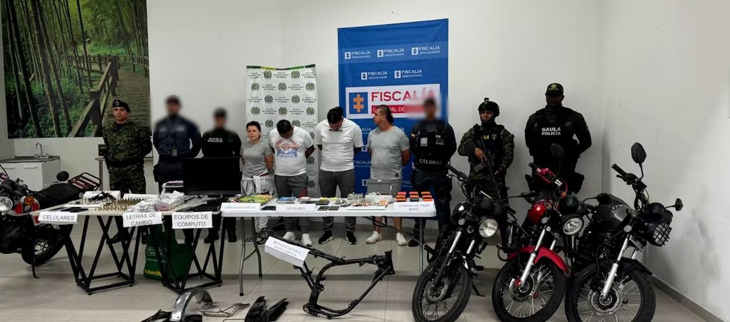 La banda ilegal capturada junto con los uniformados.