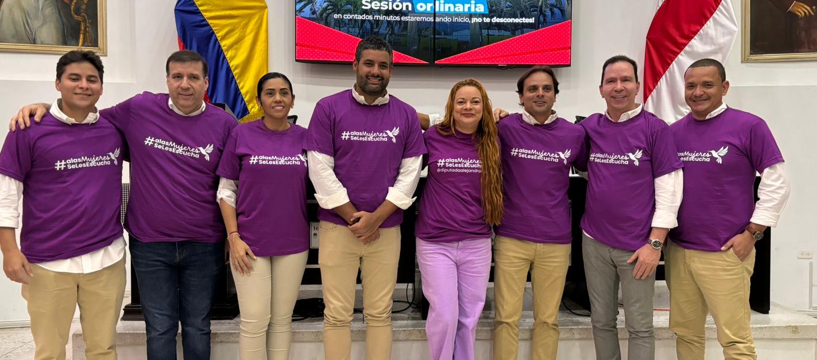 La diputada Alejandra Moreno, con sus colegas 