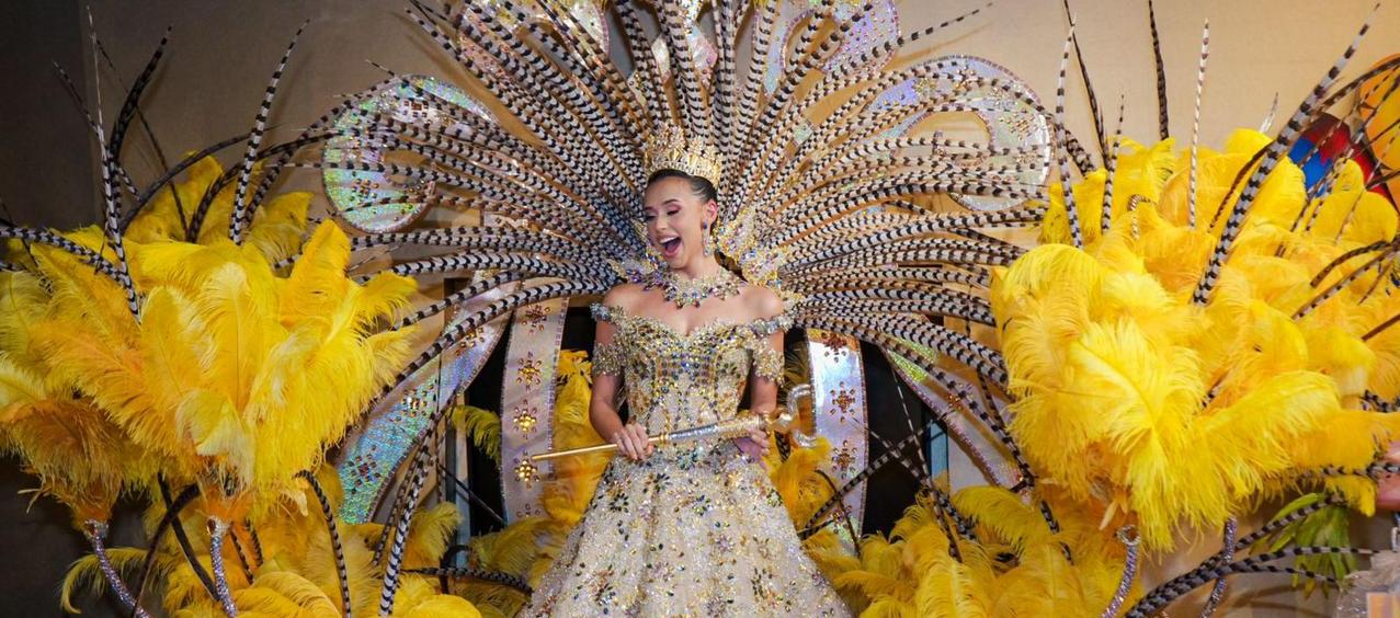 ‘Entre Palmeras’, creación que usó la soberana en su noche de coronación y Batalla de Flores.