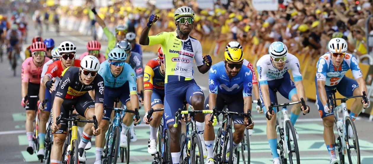 Biniam Girmay cruza la meta por delante del colombiano Fernando Gaviria. 