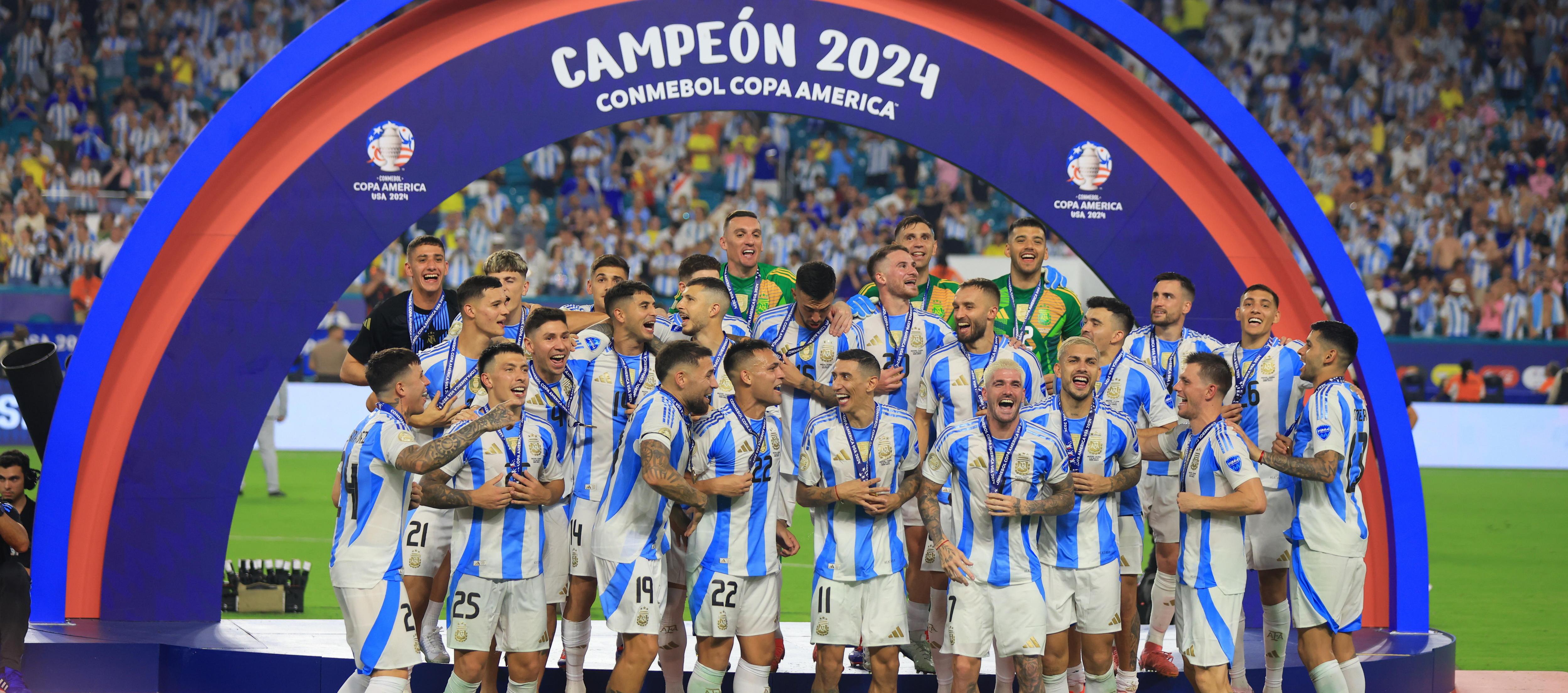 Selección Argentina tras conquistar el título de la Copa América al vencer en la final a Colombia. 