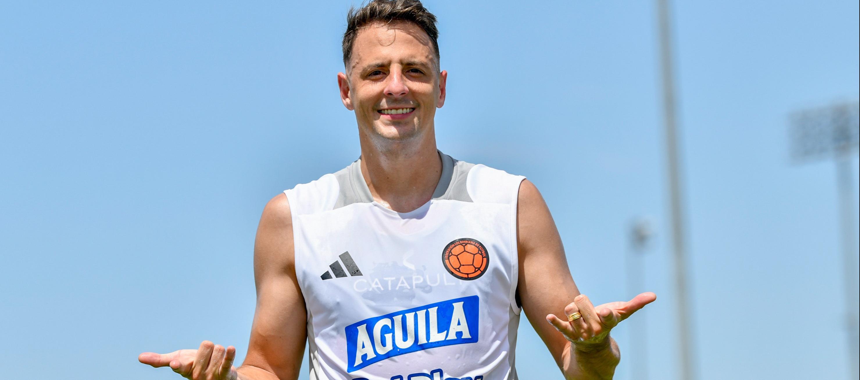 Santiago Arias reemplazará a Daniel Muñoz, expulsado contra Uruguay. 