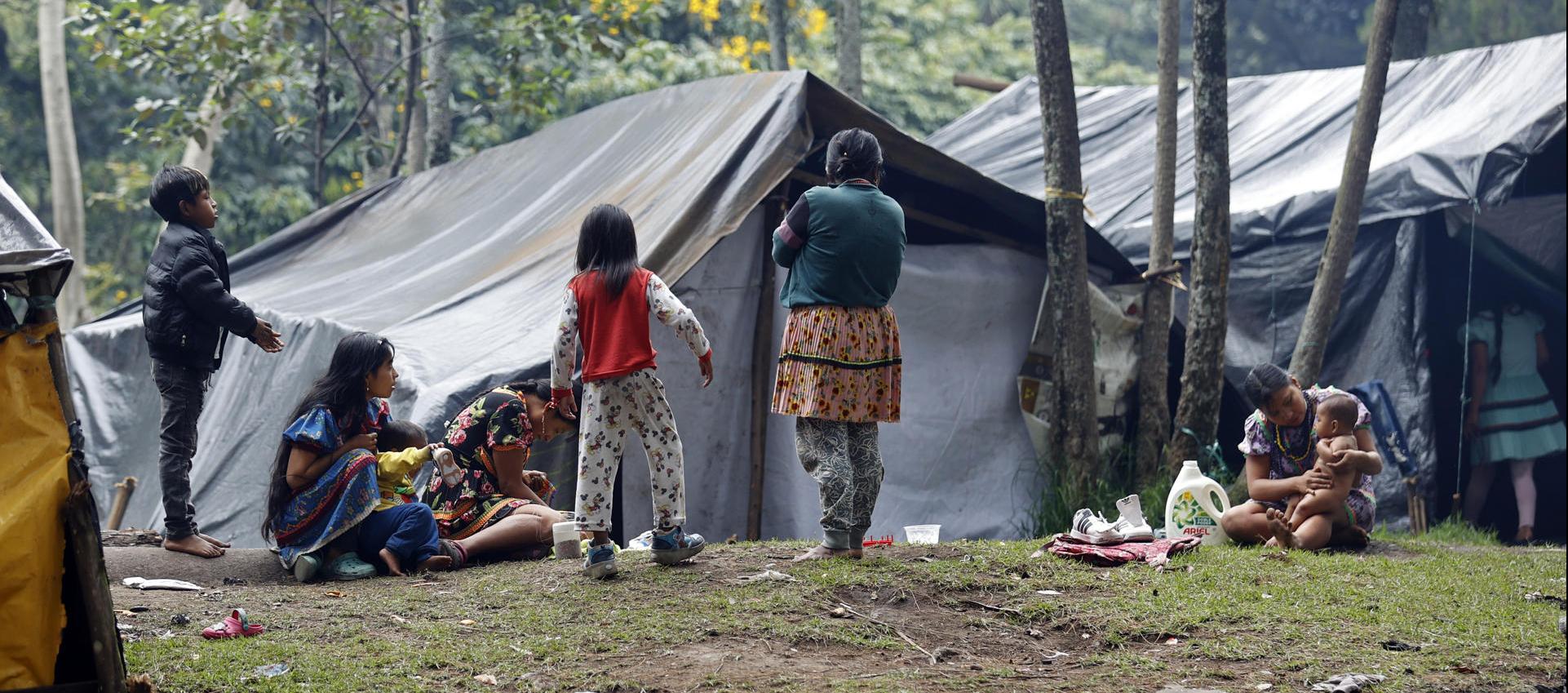 Mujeres indígenas en el parque Nacional en Bogotá.