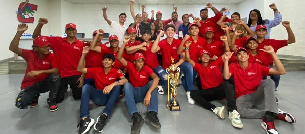 Integrantes de la selección Atlántico sub-15 de béisbol posando con los diputados del Atlántico.