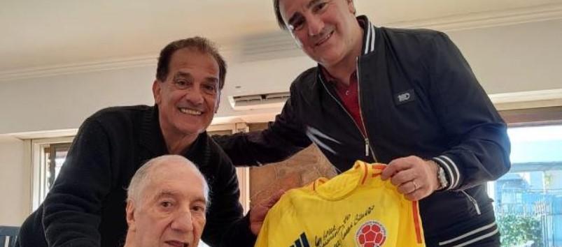 Néstor Lorenzo con la camiseta de la Selección Colombia que le obsequió a Bilardo.  