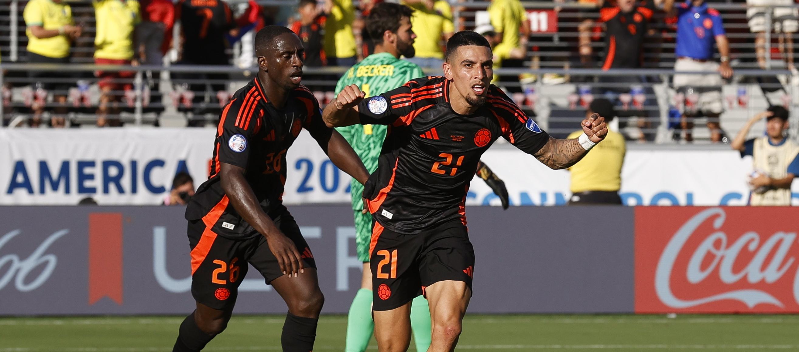 Daniel Muñoz celebra el gol del empate de Colombia. 