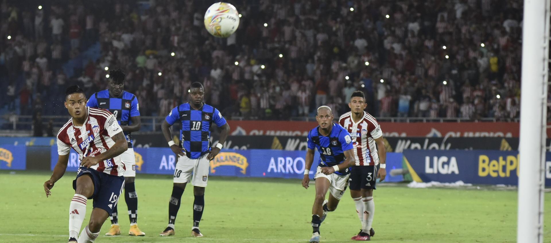 Luis Sandoval erró una pena máxima sobre el final en el último juego de Junior contra Boyacá Chicó en el Metropolitano.