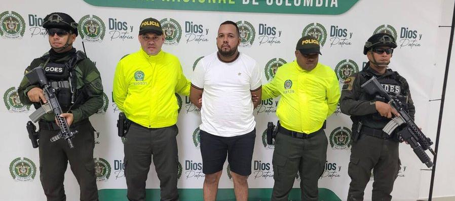 El capturado junto con los uniformados.