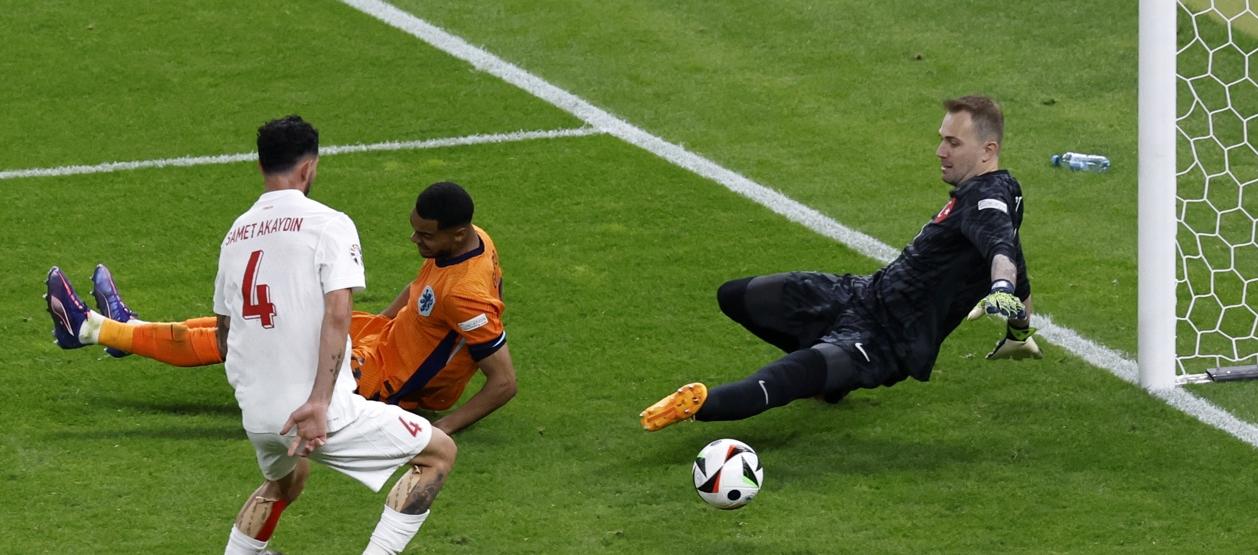 El segundo gol de Países Bajos marcado en su propia puerta por Mert Müldür.
