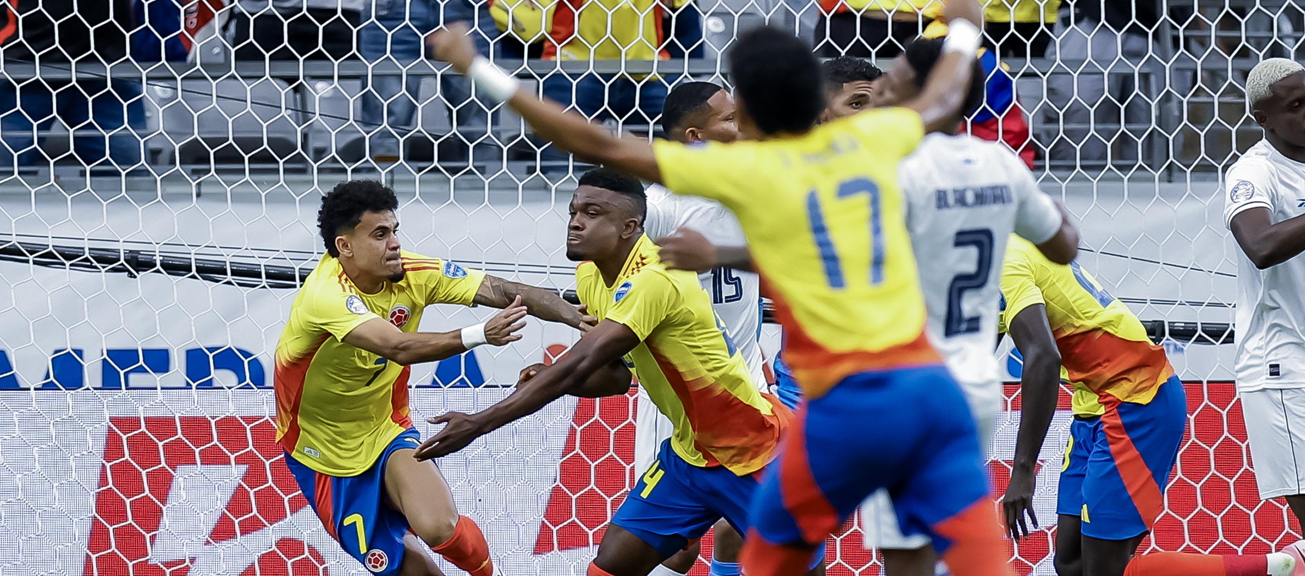 Jhon Córdoba festeja con Luis Díaz tras marcar el primer gol de Colombia.