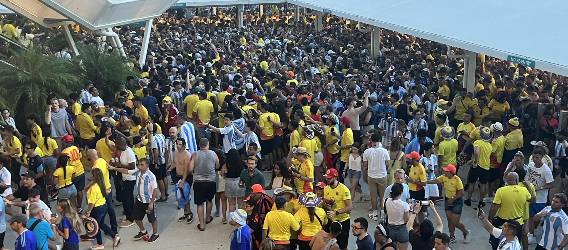 Aficionados ingresando sin control a la final.