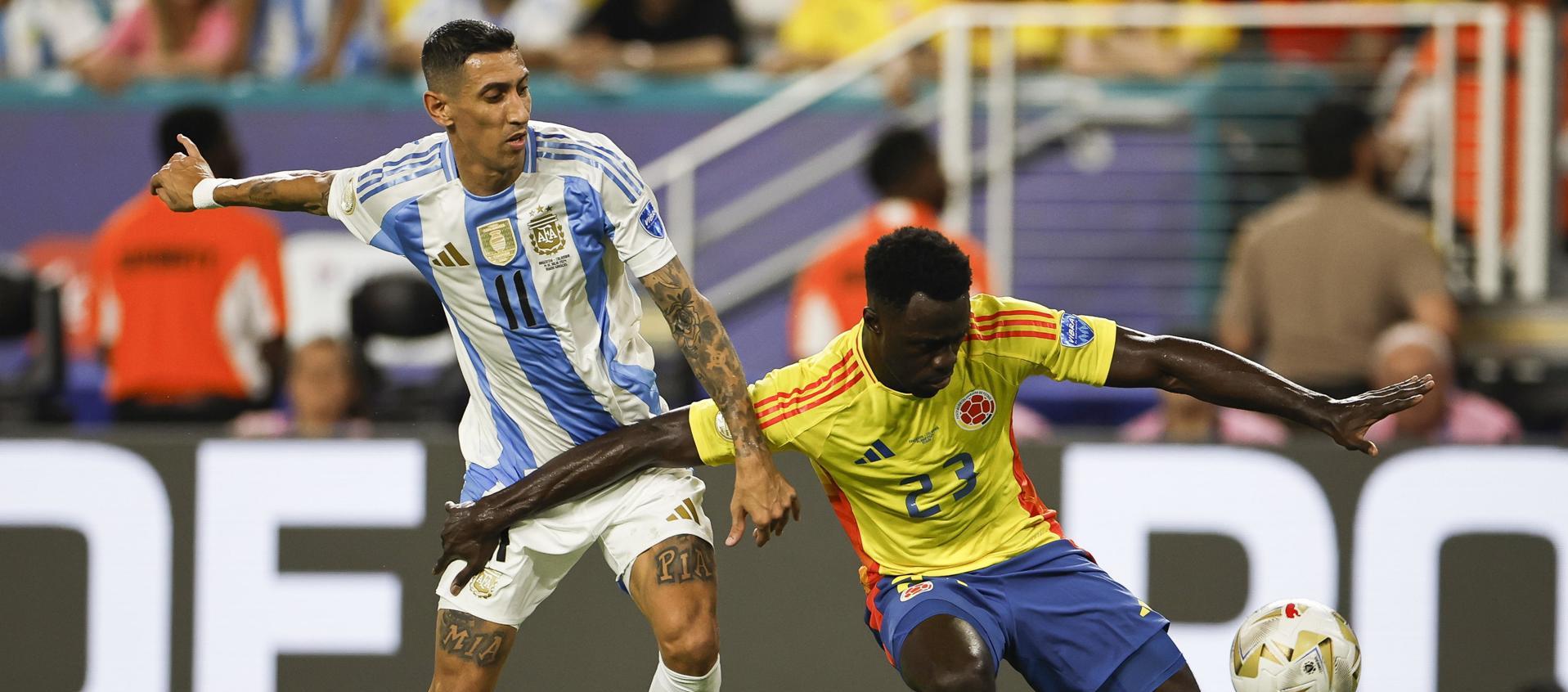 Davinson frente a Di María.