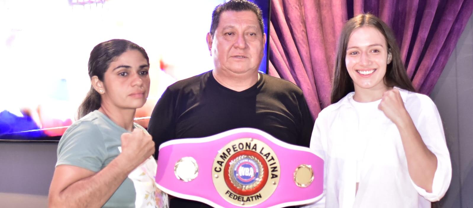 Diana Ayala, el promotor Juan Carlos Devia y Paulina Ángel. 