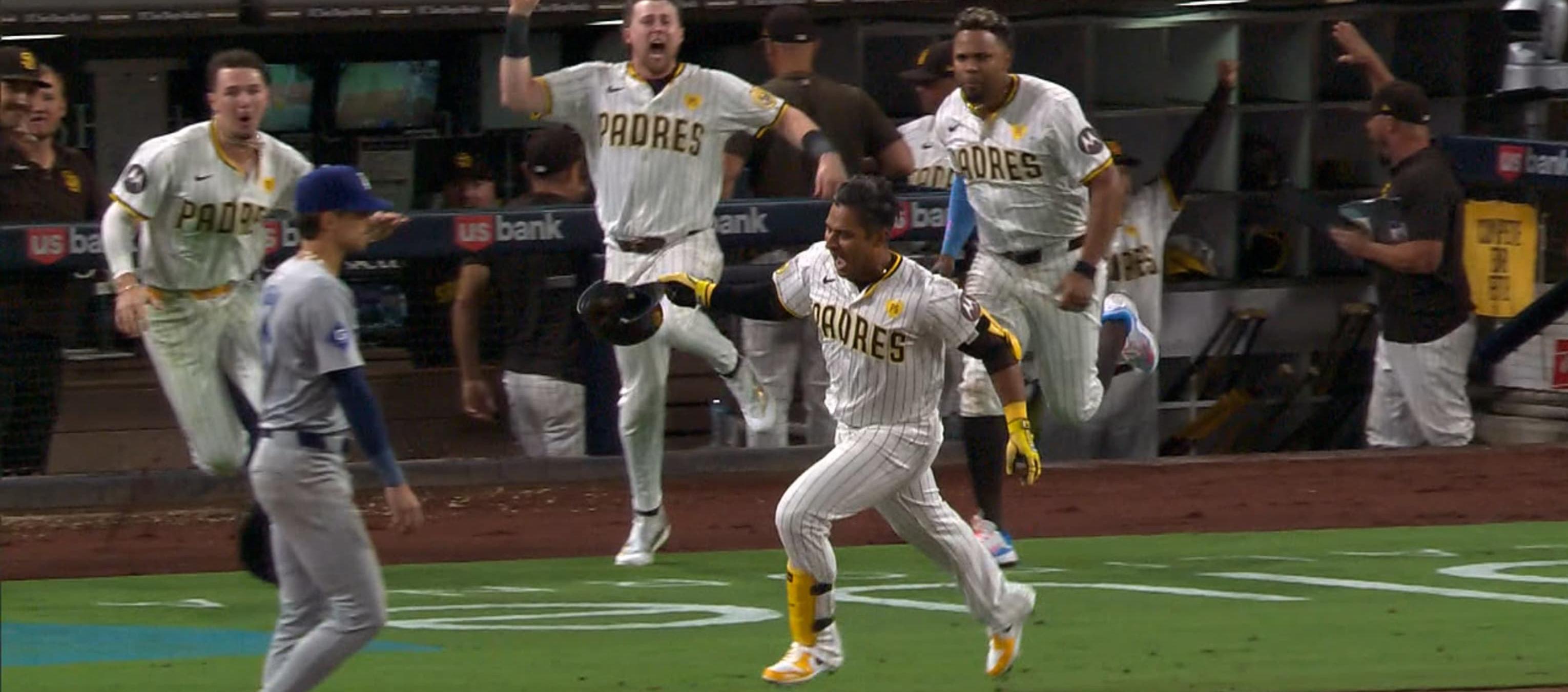 Dónovan Solano llegando a primera tras conectar el hit que le dio el triunfo a los Padres sobre los Dodgers.