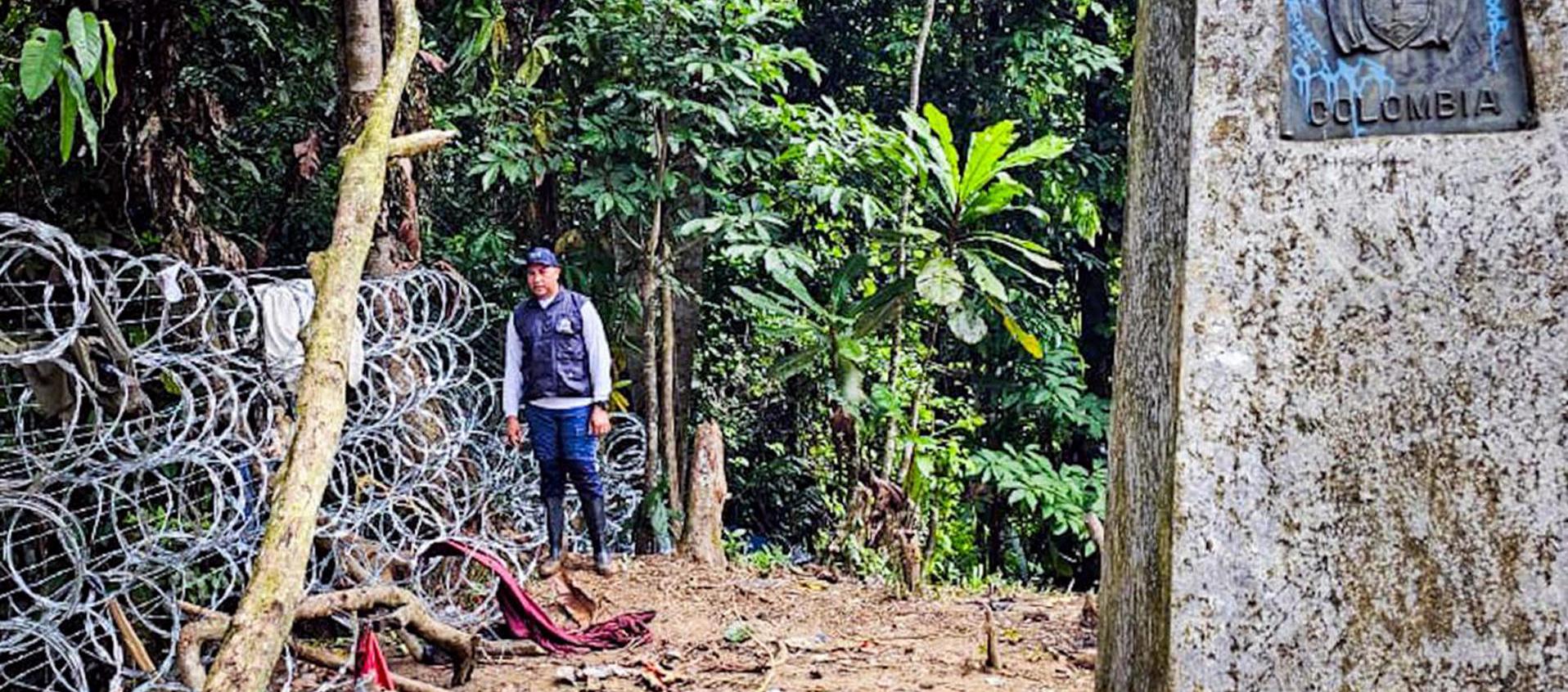 Integrante de Defensoría del Pueblo mientras inspecciona el cierre de los pasos migratorios hacía Panamá ordenado por el presidente, José Raúl Mulino, en el Tapón del Darién. 