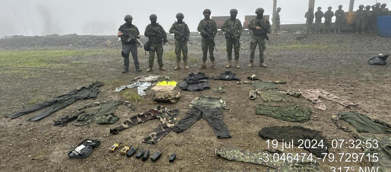 Integrantes del Ejército posan con parte de lo hallado.