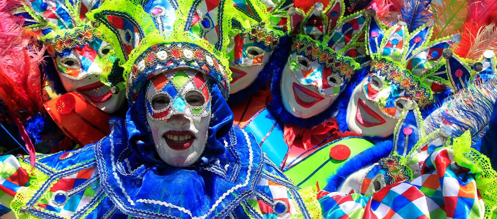 Miembros de una comparsa en la Batalla de Flores, el primer desfile del Carnaval de Barranquilla.