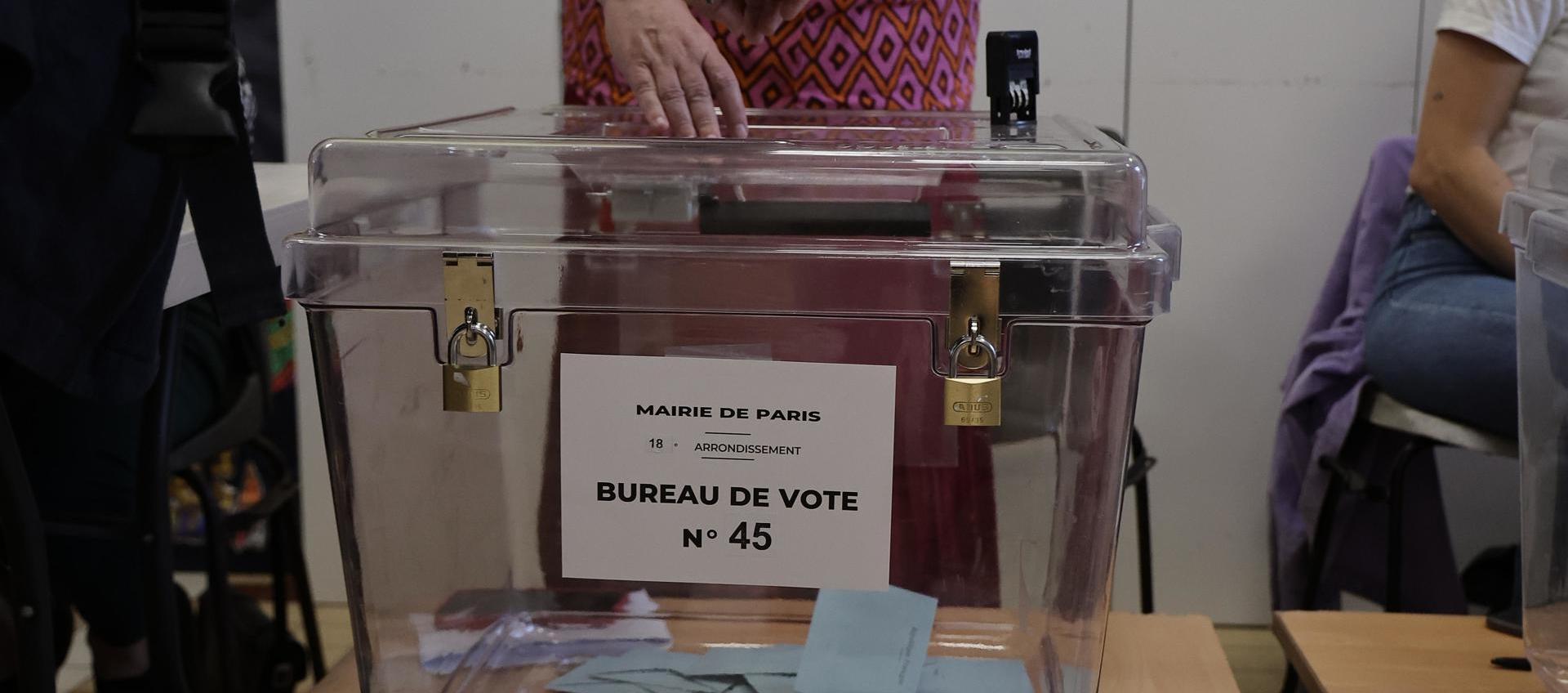 Votantes en un colegio electoral durante la segunda vuelta de las elecciones  francesas.