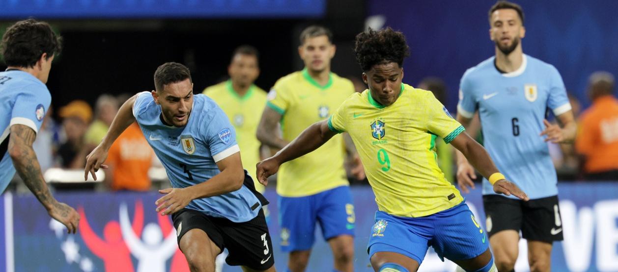 El brasileño Endrick alista un remate hacia la portería de Uruguay ante la marca de Sebastián Cáceres. 