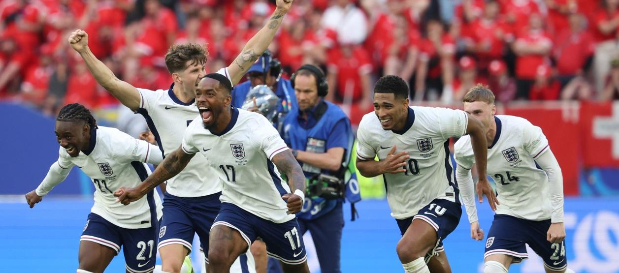 Jugadores ingleses inician la celebración tras el cobro convertido por Alexander Arnold. 