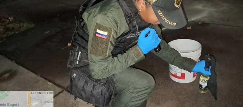 El ataque contra una patrulla de Policía se dio luego que varios encapuchados lanzaran 5 explosivos a los uniformados