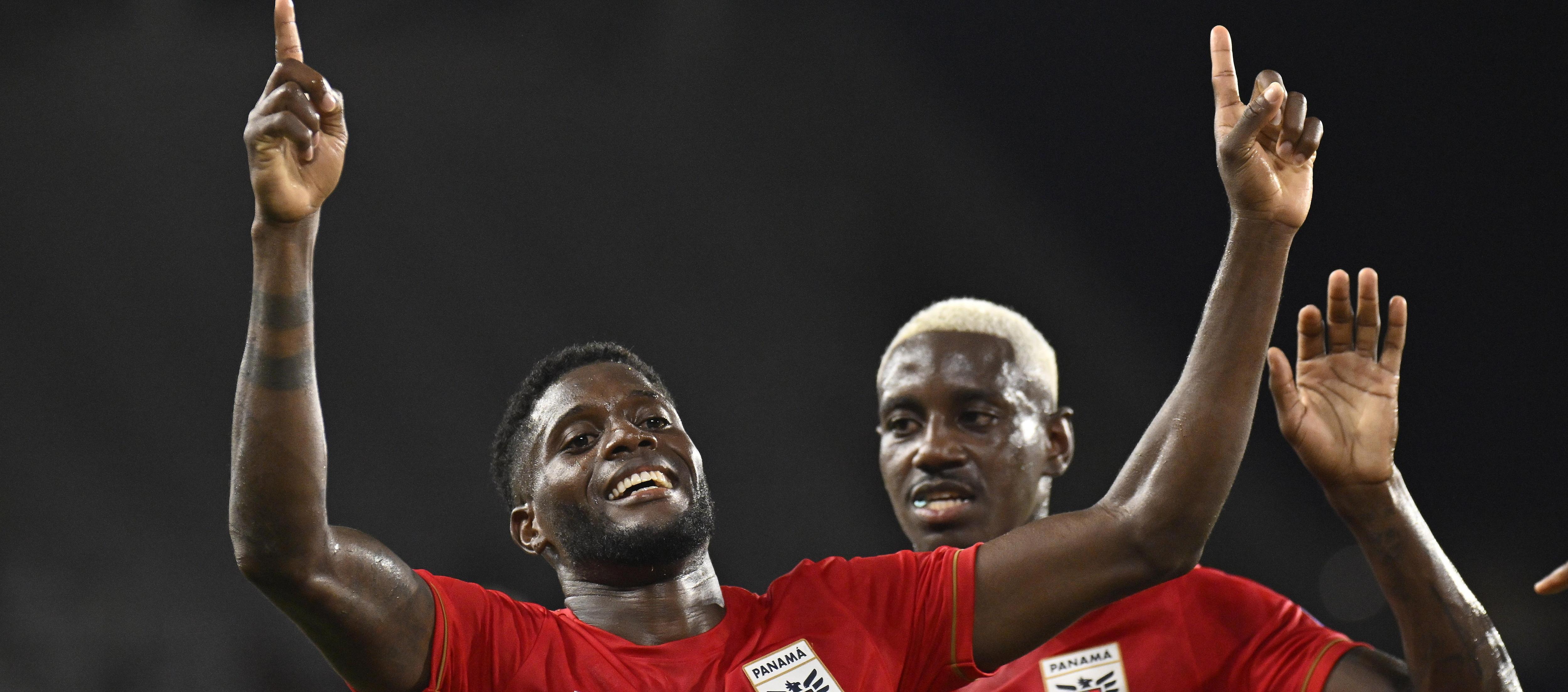José Fajardo (17) celebra el primer gol de Panamá ante Bolivia. 