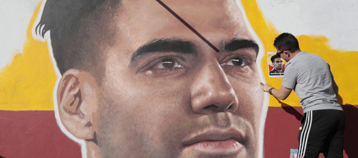 'Cacerolo' en plena labor en el mural de Falcao García. 