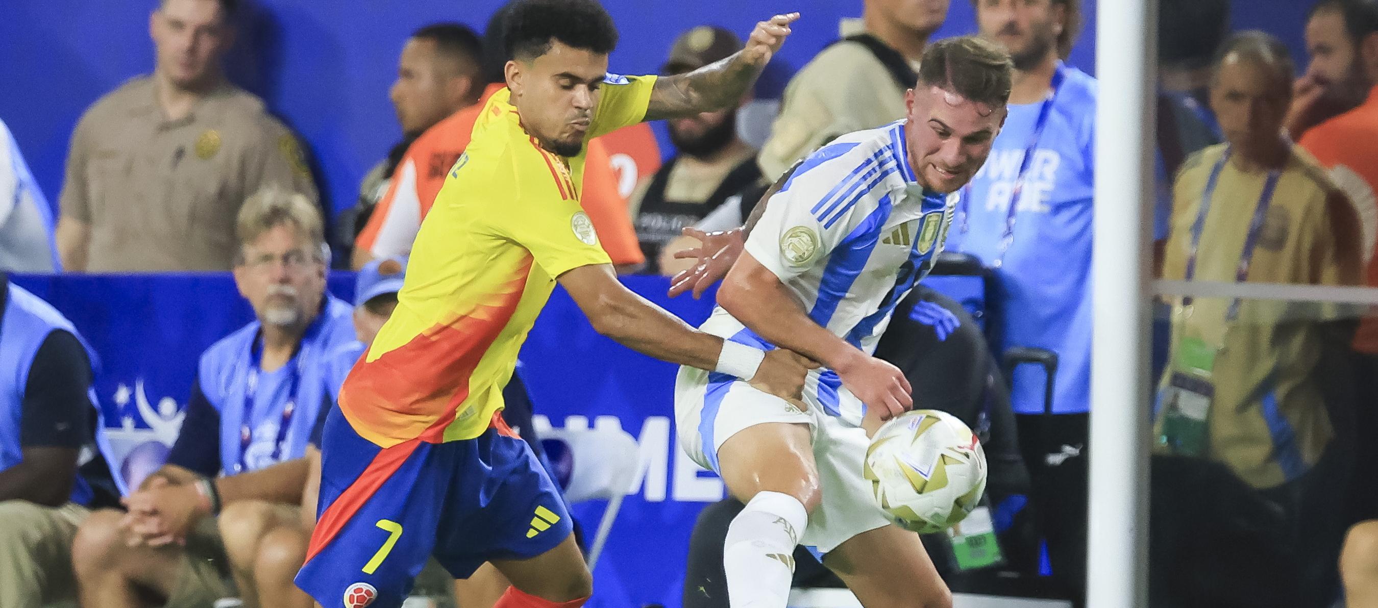 Luis Díaz disputa la pelota con Alexis Mac Allister.