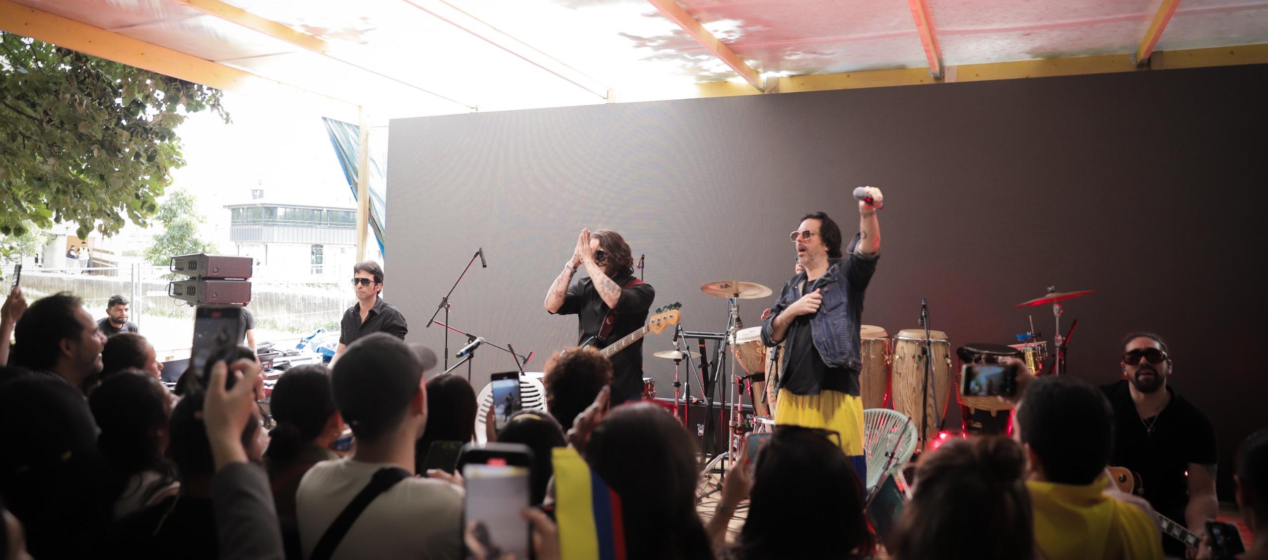 'Los de Adentro' durante su presentación. 