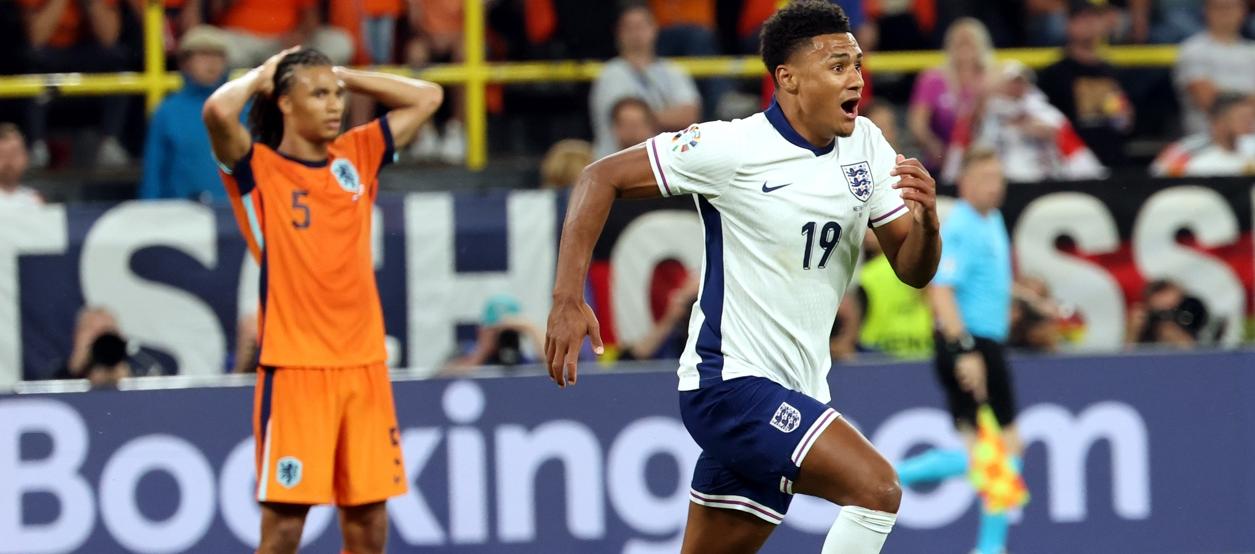 Ollie Watkins emprende la carrera para celebrar el gol del triunfo de Inglaterra. 