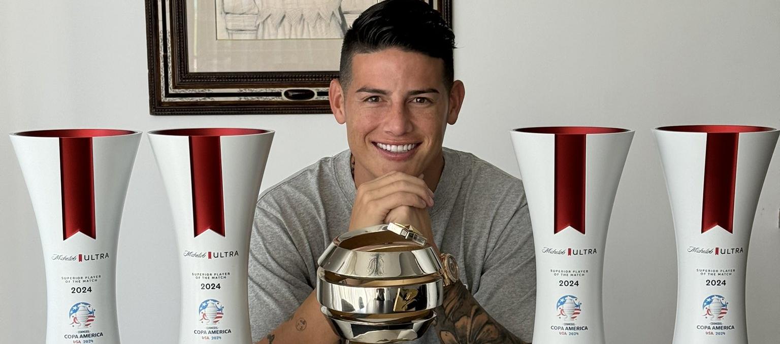 James Rodríguez con los trofeos que conquistó en la Copa América.