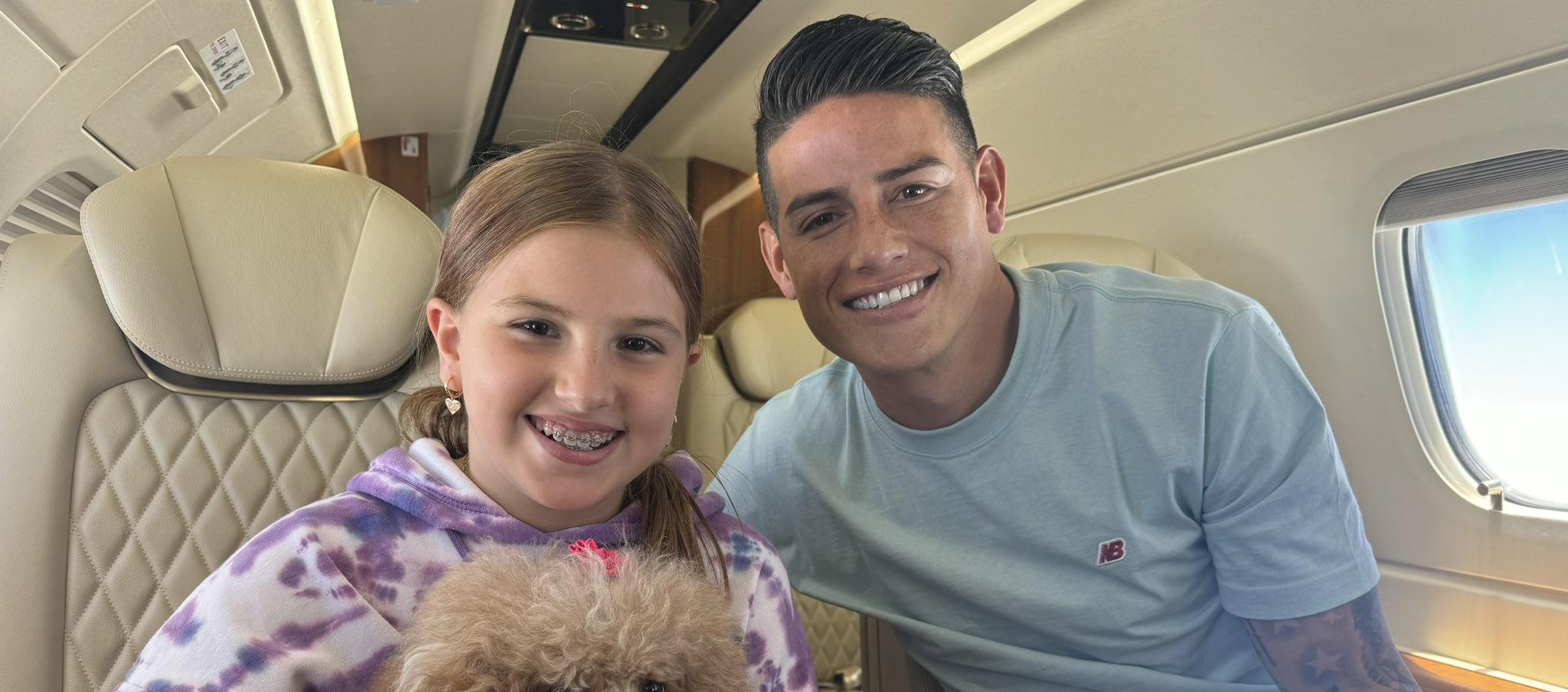 James Rodríguez con la hija de Christian Daes a su llegada a Barranquilla. 